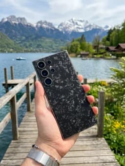 Защитная бронепленка для задней панели GALAXY S25, коллекция «Антрацит» — БРНПЛНК-АНТРЦТSSMSNGS25-ЧЕРН-edge